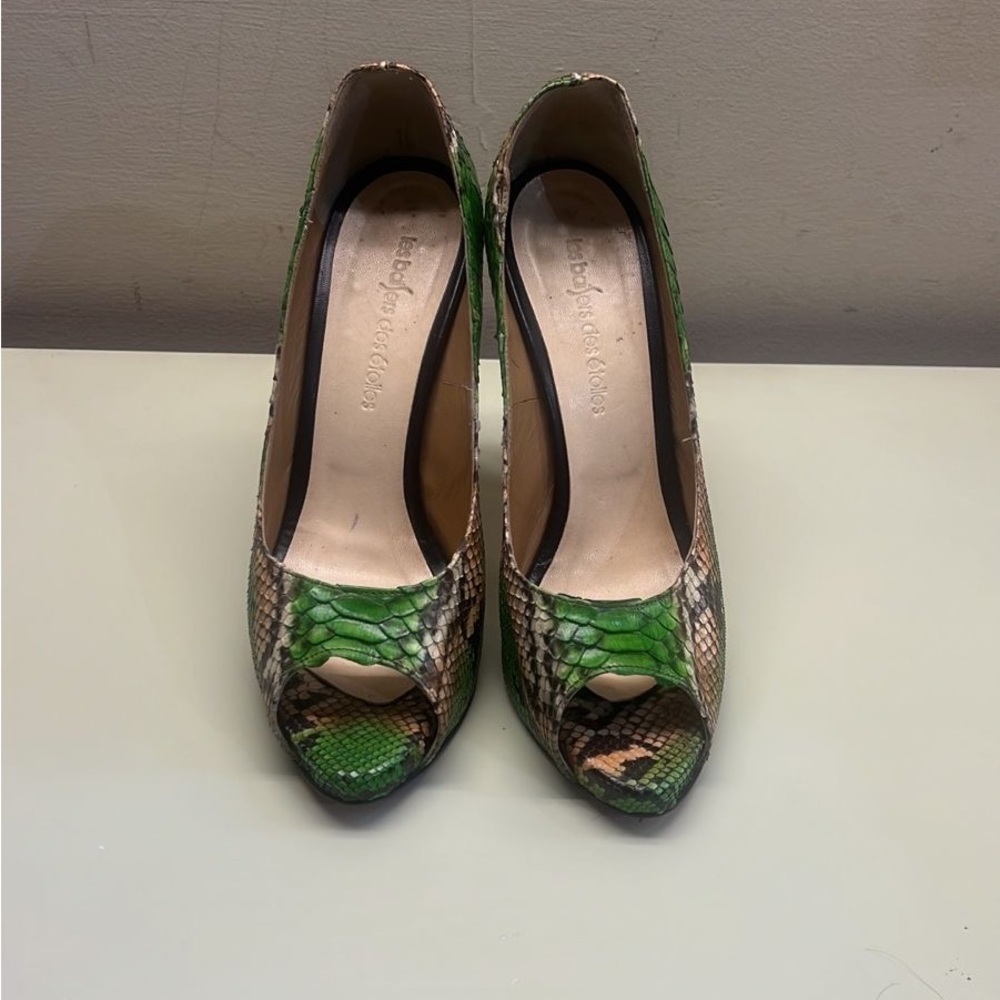 Green Snakeskin Peep-Toe Stiletto Pumps - Picture 2 of 6